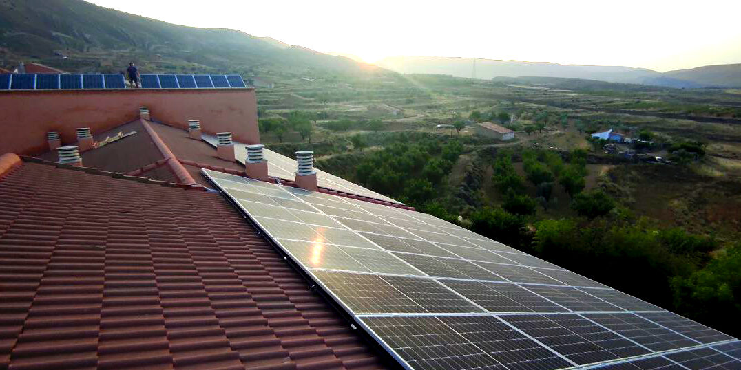 Instalación fotovoltaica en residencia pública en Ariño realizada por ENDEF