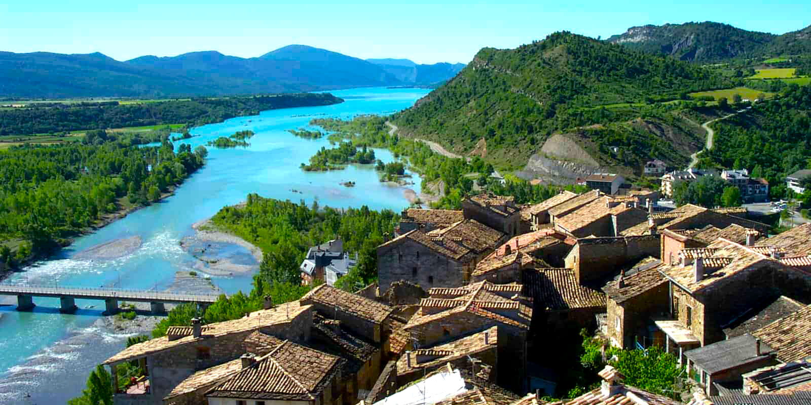 Vista de pájaro del pueblo aragonés de Aínsa, perfil ideal para la subvención al desarrollo rural de la DGA del 2022