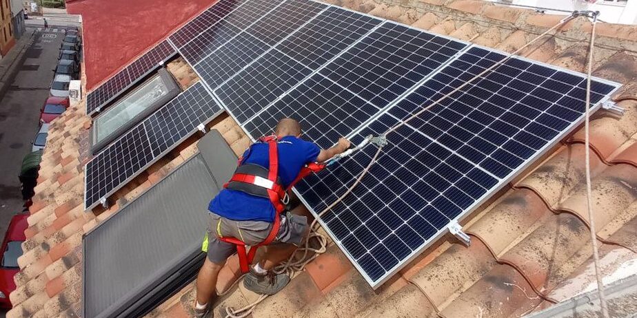 Instalador de ENDEF con placas solares en una azotea inclinada de unifamiliar