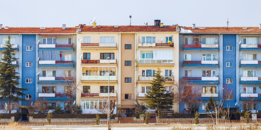 Fachada de 6 comunidades de vecinos interesadas en instalar placas solares en los edificios de vecinos