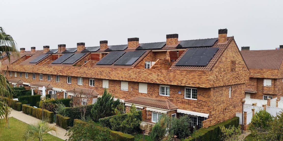 Unifamiliares con instalación fotovoltaica de autoconsumo en urbanización