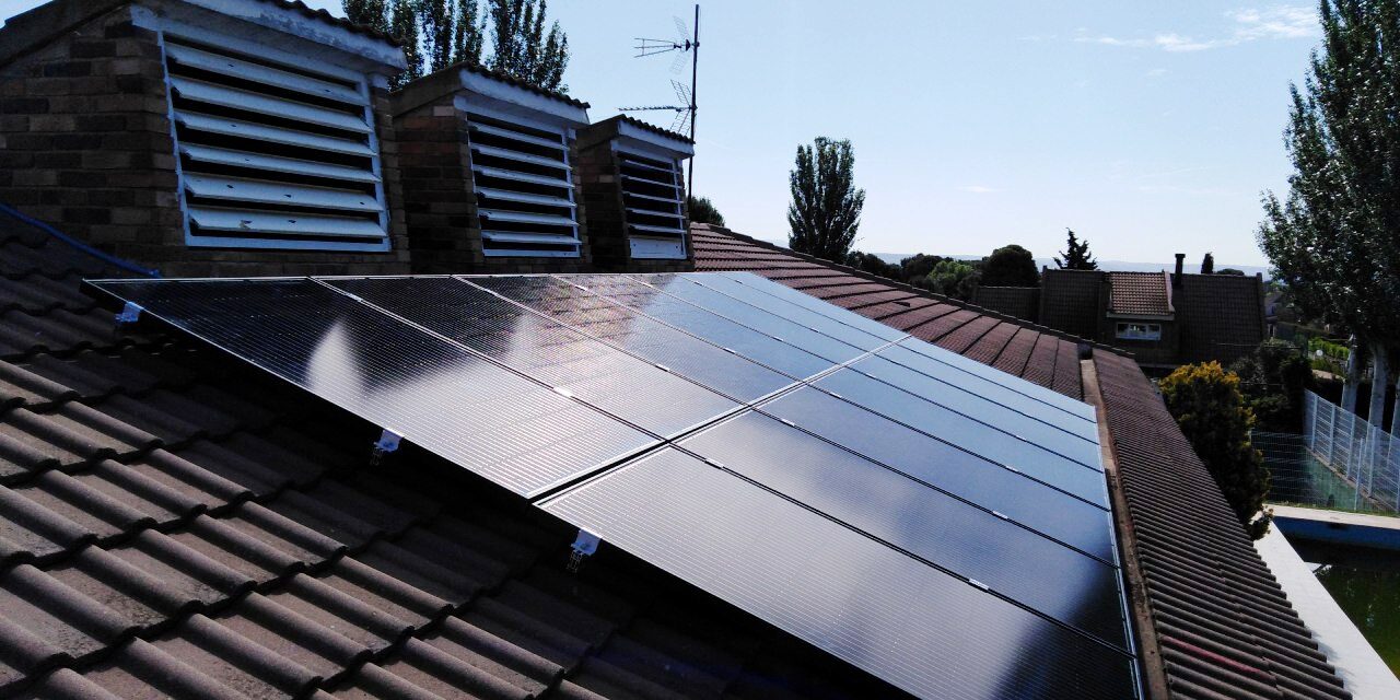 Instalación rentable de placas solares en una casa de la Urbanización El zorongo de Zaragoza