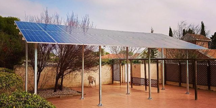 Instalación fotovoltaica de autoconsumo sobre pérgola en zona de piscina