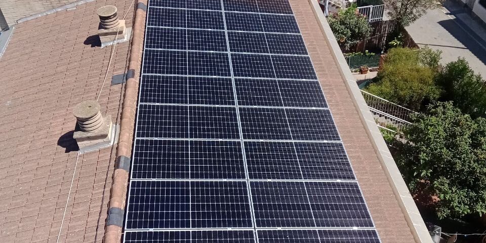 Instalación fotovoltaica de autoconsumo colectivo en comunidad de vecinos para consumos comunes y varios unifamiliares