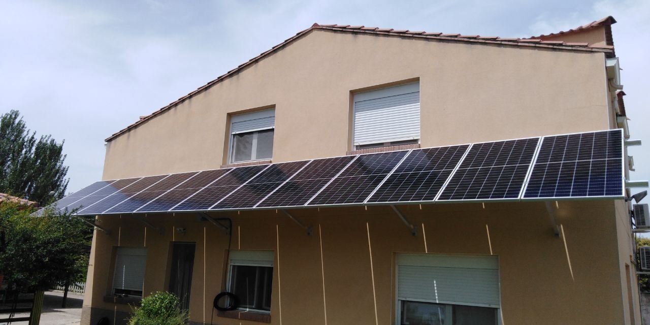 Instalación Fotovoltaica de autoconsumo en unifamiliar sobre fachada