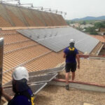 Instaladores trabajando en la fotovoltaica de Amibil, de la Comunidad Energética CERCA en Calatayud.