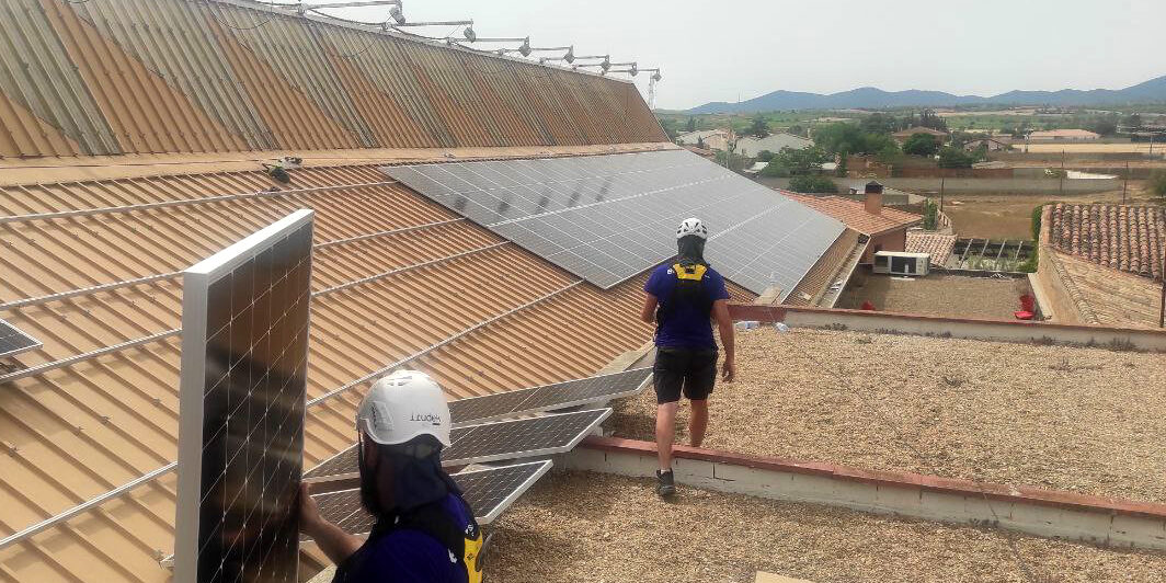 Instaladores trabajando en la fotovoltaica de Amibil, de la Comunidad Energética CERCA en Calatayud.